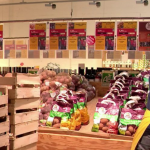 Commerce : dans un magasin de Loire-Atlantique, les agriculteurs dictent leurs prix
Au magasin "Bon D'ici" de Rezé, en Loire-Atlantique, on ne vend que des produits locaux. Ici, ce sont les agriculteurs qui fixent leurs prix et apportent directement les produits dans le supermarché, ce qui permet de ne pas avoir de frais de logistique.