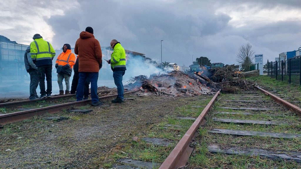 Fiscalité du gazole non routier : les artisans du bâtiment obtiennent à leur tour gain de cause
Les habitants du Finistère qui craignaient la pénurie d'essence dans les stations-service peuvent être rassurés. Mercredi, les artisans du bâtiment et des travaux publics qui bloquaient deux dépôts de carburants à Brest et Lorient lèvent le camp après avoir obtenu gain de cause.