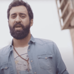 Iran : le chanteur de pop Mehdi Yarrahi finalement assigné à résidence pour raisons médicales
Mehdi Yarrahi avait été arrêté en août 2023 à la suite de la diffusion d'une chanson contestant l'obligation du port du voile en public pour les femmes.
