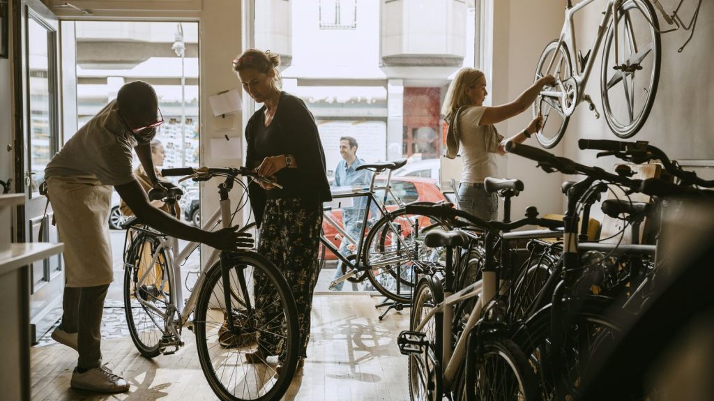 Vélos et ateliers de réparation : les réparateurs indépendants arrivent en tête, selon "60 Millions de consommateurs"
Le vélo a le vent en poupe, que ce soit pour les loisirs ou pour aller travailler. Les ventes augmentent, et les ateliers de réparations aussi. Le magazine "60 Millions de consommateurs" a enquêté auprès de quatre grandes enseignes de réparation ainsi qu’une kyrielle d’ateliers indépendants.