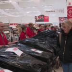 Consommation : dans les magasins Auchan, le succès des "chariots mystère"
Des magasins Auchan proposent d'acheter des "chariots mystère" vendus à prix cassés. Leur contenu est inconnu avant l'achat, et c'est une manière pour l'enseigne d'écouler ses produits invendus. Reportage à Dieppe, en Seine-Maritime, où est né ce concept qui connaît un fort succès.