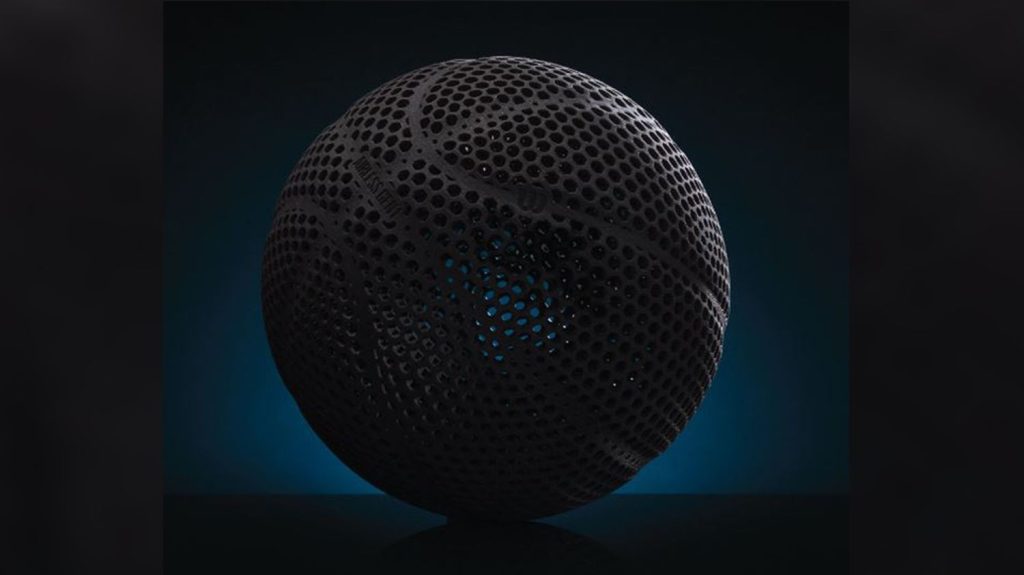 Basket : un ballon indégonflable arrive sur le marché
La marque Wilson, partenaire de la NBA, a mis au point un ballon sans air qui rebondit comme un ballon normal sauf qu'il n'y a plus besoin de le gonfler.