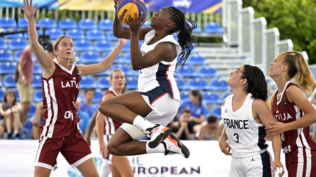 Vidéo
Paris 2024 : le tuto pour tout comprendre au basket 3x3
La joueuse de l'équipe de France Anna Ngo Ndjock explique quelques mouvements du basket 3x3, sport inscrit au programme des Jeux olympiques de 2024.