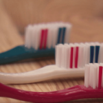 Made in France : dans l'Oise, le succès d'une entreprise de brosses à dents tricolores
L'entreprise "La Brosserie Française" produit des brosses à dents presque entièrement fabriquées en France. Située à Beauvais, dans l'Oise, elle avait manqué de disparaître en 2012, face à la concurrence asiatique. C'est alors qu'un ancien salarié a décidé de la reprendre en faisant du made in France.