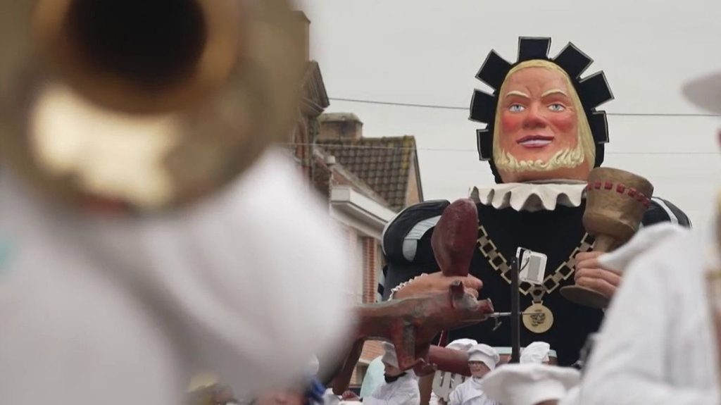 Nord : le carnaval de Bailleul prend fin dans l'émotion
Avec Mardi gras, le carnaval de Bailleul, dans le Nord, s'achève. Fatigués mais heureux, les participants partagent leur émotion après cinq jours de festivités.