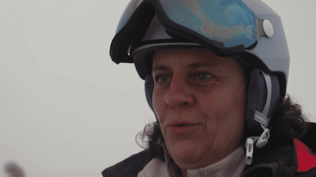 Sports d'hiver : le port du casque sera-t-il bientôt obligatoire ?
Un quart des accidents sur les pistes occasionne un traumatisme crânien. En Autriche et en Italie, le casque est déjà obligatoire pour les mineurs.