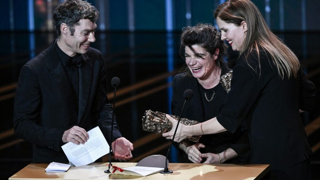 César 2024 : retrouvez le palmarès de la 49e édition
Le film de Jeanne Herry sur la justice restaurative, "Je verrai toujours vos visages", repart avec une seule récompense : celle du meilleur second rôle féminin pour Adèle Exarchopoulos. Quant à l'acteur Raphaël Quenard, il a décroché le César de la révélation masculine, pour "Chien de la Casse".
