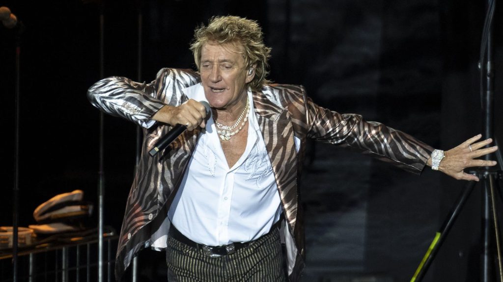 Rod Stewart en concert au Zénith de Paris le 30 juin prochain : "Je me donne à 3 000 % quand je suis sur scène"
Tous les jours, une personnalité s'invite dans le monde d'Élodie Suigo. Vendredi 23 février 2024 : les artistes britanniques, Rod Stewart et Jools Holland. Ils sortent un album : "Swing Fever". Rod Stewart sera en concert le 30 juin au Zénith de Paris.