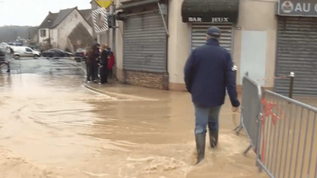 Inondations : en Seine-et-Marne, des habitants luttent contre les crues
Mardi 27 février, les crues frappent six départements dont la Seine-et-Marne. Cela provoque des inondations dans plusieurs communes, dont Pommeuse.