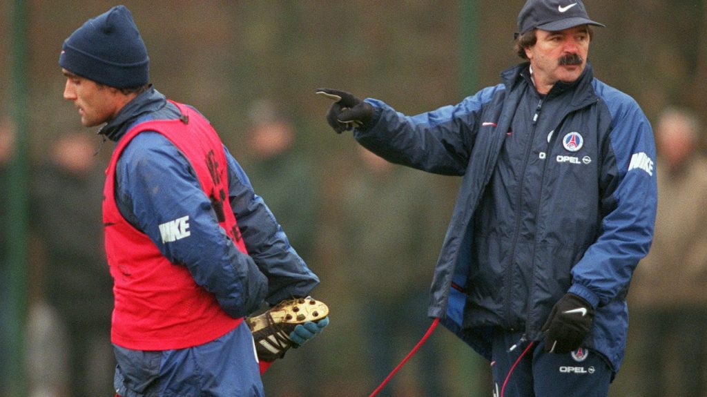 Football : l'ancien entraîneur du PSG Artur Jorge est mort à 78 ans
Le Portugais était passé sur le banc parisien à deux reprises, entre 1991 et 1994 puis en 1998-1999. Il avait également gagné la Ligue des champions en 1987 avec Porto.