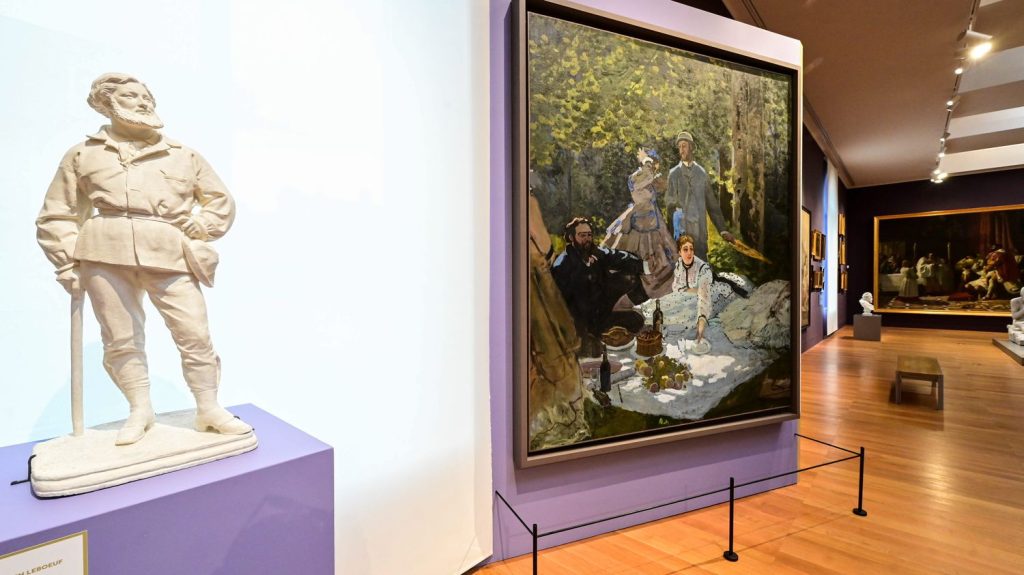 "Le déjeuner sur l'herbe", de Claude Monet prend ses quartiers aux côtés des Courbet du musée des Beaux-Arts de Besançon
La célèbre toile du maître impressionniste prêtée par le musée d'Orsay vient tout juste d'être accrochée dans la salle dédiée au XIXe du musée bisontin. Elle est à découvrir jusqu'au 2 juin 2024.