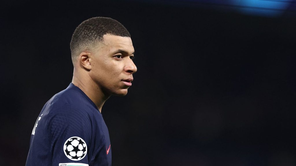 Kylian Mbappé dîne à l'Élysée mardi soir avec l'émir du Qatar
Un dîner est organisé entre Emmanuel Macron et l'émir du Qatar pour approfondir les relations entre les deux pays.