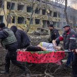 Vidéo
"Vingt jours à Marioupol" : un documentaire nommé aux Oscars et multiprimé revient sur le bombardement d'un hôpital pédiatrique en Ukraine en mars 2022
Dans un film diffusé dimanche soir sur France 5, deux journalistes ukrainiens, Mstyslav Chernov et Evgeniy Maloletka, racontent le quotidien de cette ville portuaire assiégée par les forces russes et démontent la propagande de Moscou.