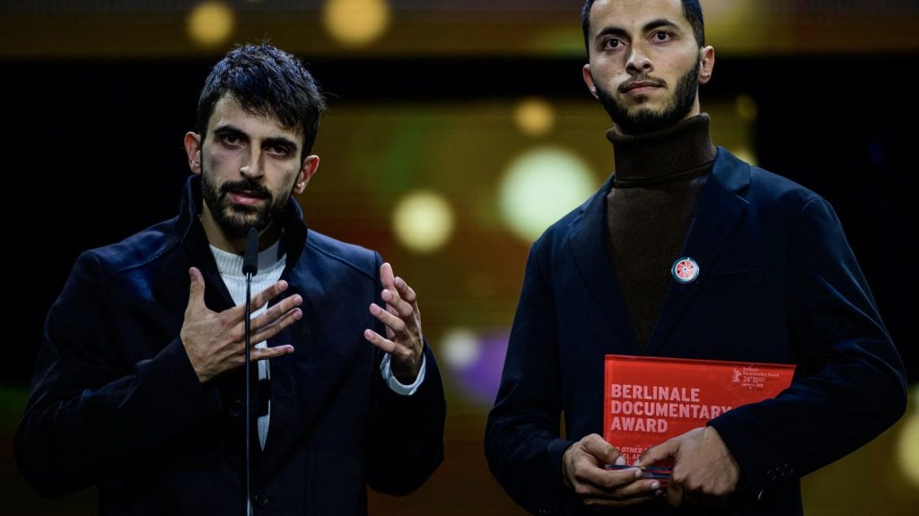 Le cinéaste israélien récompensé à Berlin pour un documentaire coréalisé avec un Palestinien reçoit des menaces dans son pays
Les déclarations des réalisateurs de "No Other Land" à la Berlinale, dénonçant la politique d'Israël envers les Palestiniens, ont suscité la polémique. Le discours de Yuval Abraham est ainsi qualifié d'antisémite.