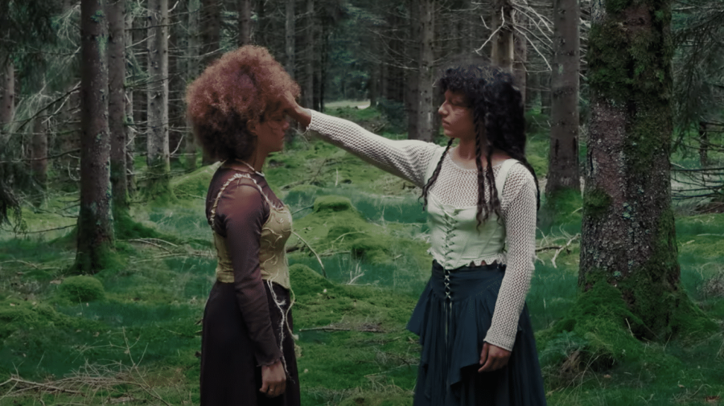 Malaka, le duo folk soul venu d'Auvergne sort un premier EP inspiré de ses racines créoles et de la nature
Dans leur premier opus intitulé "Maï", les deux sœurs musiciennes mélangent les langues et les styles. Un envoûtant voyage qu'elles vont partager sur scène avec le public.