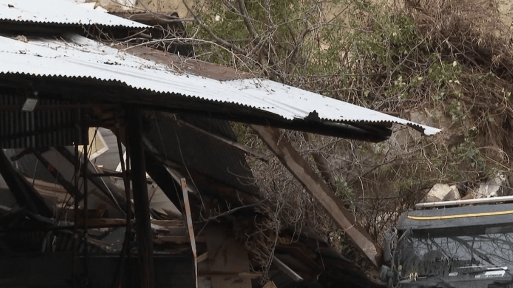 Alpes-Maritimes : à Nice, un éboulement ensevelit quatre véhicules et une partie d'un hangar
À Nice, dans les Alpes-Maritimes, 500 mètres cubes de terre sont tombés dans la nuit du lundi 26 au mardi 27 février. L'éboulement, qui a eu lieu à proximité de certaines maisons, a enseveli quatre véhicules et une partie d'un hangar, et 14 logements seraient encore menacés.