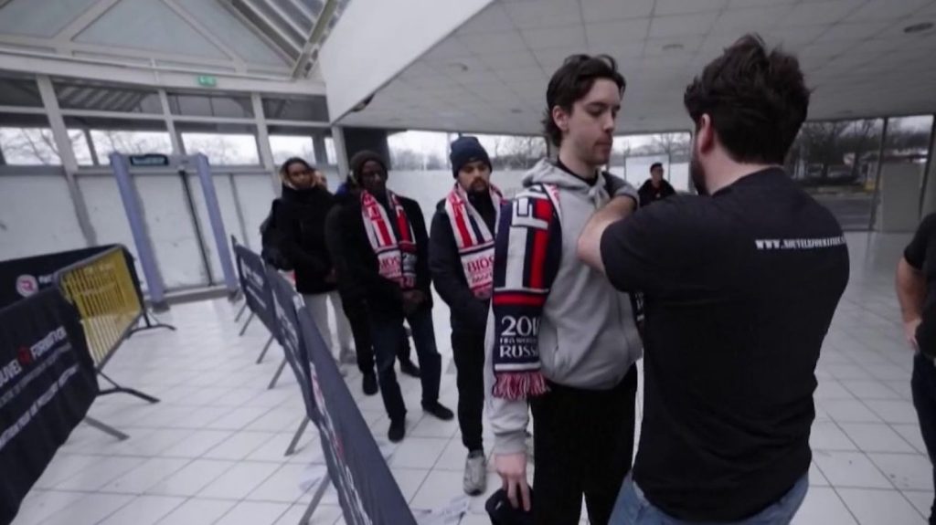 Paris 2024 : les agents de sécurité à l'entraînement
À 156 jours des Jeux olympiques de Paris 2024, les besoins sont immenses en termes de sécurité, un secteur qui souffrirait d'un manque de 20 000 professionnels.