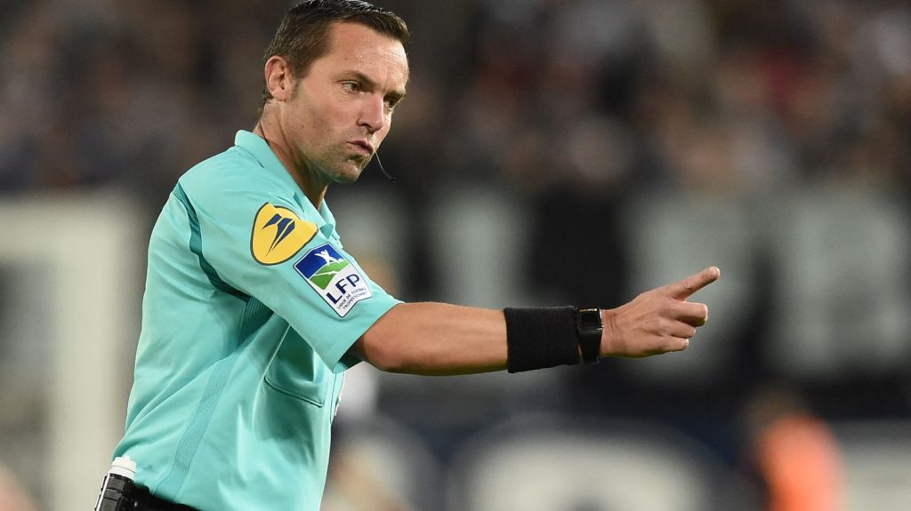 Football : le responsable de l'arbitrage professionnel convoqué à la FFF pour un entretien préalable
Cette procédure disciplinaire peut aller jusqu'au licenciement de Stéphane Lannoy.