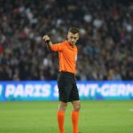 Football : la sonorisation des arbitres français a été validée par la Fifa, annonce le président de la commission fédérale des arbitres
Les arbitres français pourront être équipés de micros et leurs décisions, sur des actions litigieuses, pourront être entendues par les spectateurs.