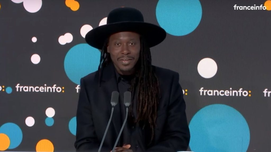 Faada Freddy : "Je scrute le monde en parlant d’humanité à travers ma musique"
Tous les jours, une personnalité s'invite dans le monde d'Élodie Suigo. Mardi 27 février 2024 : Le chanteur et rappeur sénégalais, Faada Freddy. Il sort son deuxième album solo : "Golden Cages".