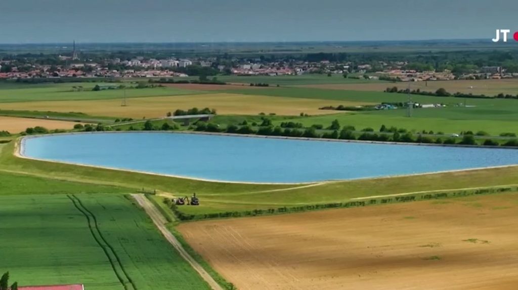Retenues d'eau agricoles : leur construction bientôt facilitée ?
Le gouvernement veut faciliter les procédures de construction des réserves d'eau en France. Une revendication des agriculteurs en colère.