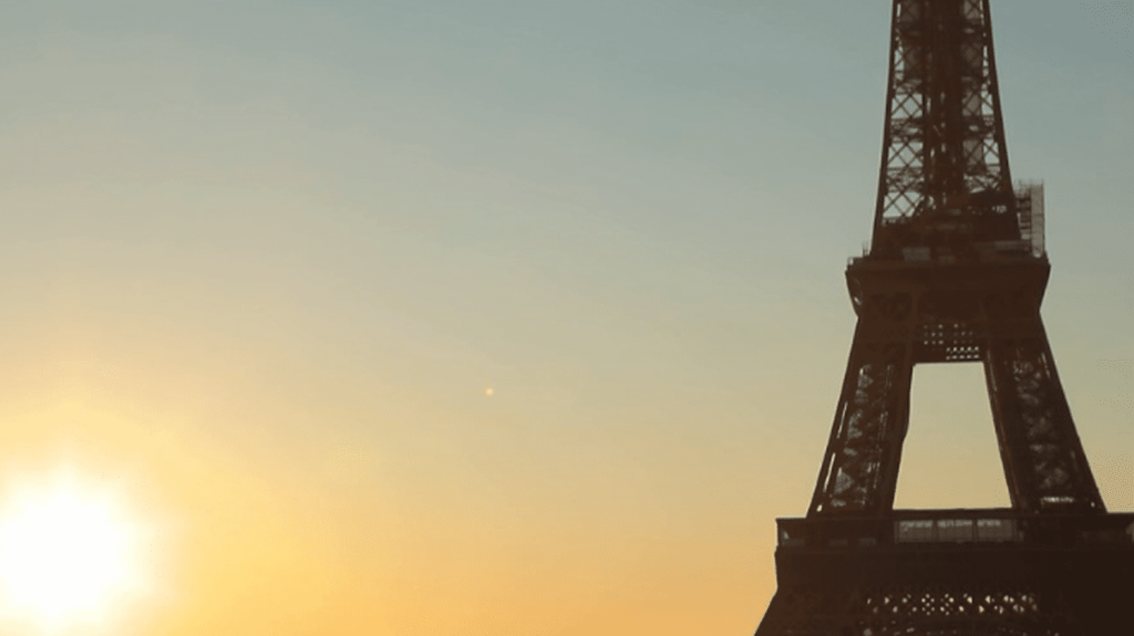 Paris : troisième jour de grève à la tour Eiffel
Les salariés de la tour Eiffel sont en grève depuis trois jours, mercredi 21 février. Ils réclament plus d'argent pour entretenir l'édifice, tandis que la mairie de Paris fait la sourde oreille. Les touristes, venus parfois de très loin, ont à nouveau trouvé porte close dans la matinée.
