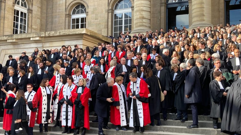 Mort de Robert Badinter : plusieurs centaines d'avocats et de magistrats en robe lui ont rendu hommage au Palais de justice de Paris
Il fallait "que son barreau soit le premier" à saluer sa mémoire, a déclaré l'avocat pénaliste français et ami de l'ancien garde des Sceaux, Henri Leclerc.