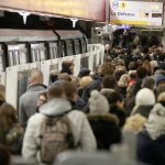 Paris : les métros ne s'arrêteront plus en cas de malaise voyageur, pour "améliorer la régularité des lignes avant les JO", justifie le vice-président d'Île-de-France Mobilités
Valérie Pécresse, présidente de la région et d'Île-de-France Mobilités a indiqué qu'à partir du mois de juin, en cas de malaise voyageur les conducteurs de métros pourraient repartir sans attendre l'arrivée des secours à quai.