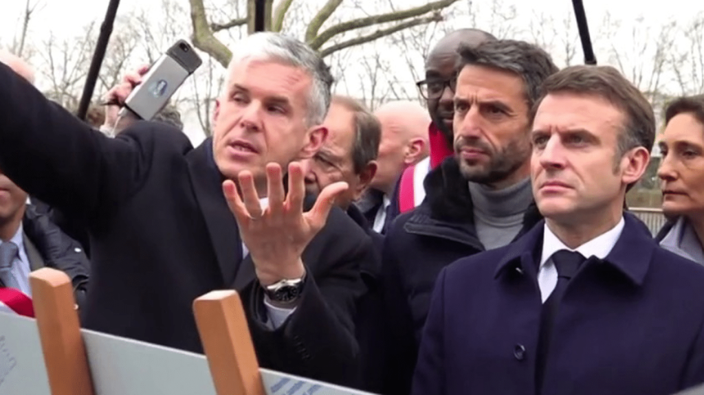 Paris 2024 : Emmanuel Macron inaugure le village olympique
Emmanuel Macron a passé en revue l'achèvement des travaux du village olympique, en Seine-Saint-Denis, dans la matinée du jeudi 29 février, à moins de cinq mois des Jeux olympiques de Paris.