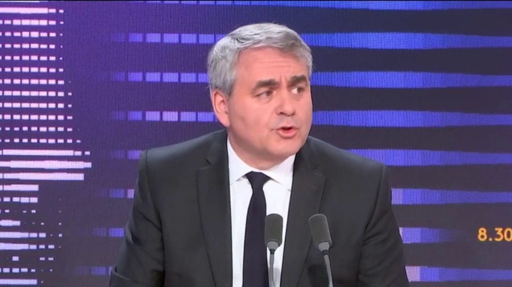 Inondations dans le Pas-de-Calais : "Ça traîne du côté des assureurs", s'indigne Xavier Bertrand, président des Hauts-de-France
Certains sinistrés du mois de novembre ne sont toujours pas indemnisés, dénonce l'élu LR. "Les gens veulent continuer à vivre, et moi, j'ai besoin de garder la population qui souhaite rester dans le Pas-de-Calais", ajoute-t-il.