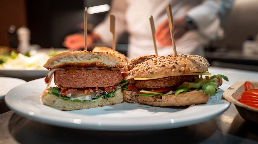 La France interdit les dénominations "steak", "escalope" ou "jambon" pour les produits végétaux
La mesure était une revendication des éleveurs, qui estiment que des termes comme "jambon végétal", "saucisse vegan" ou "bacon végétarien" peuvent créer la confusion chez les consommateurs.
