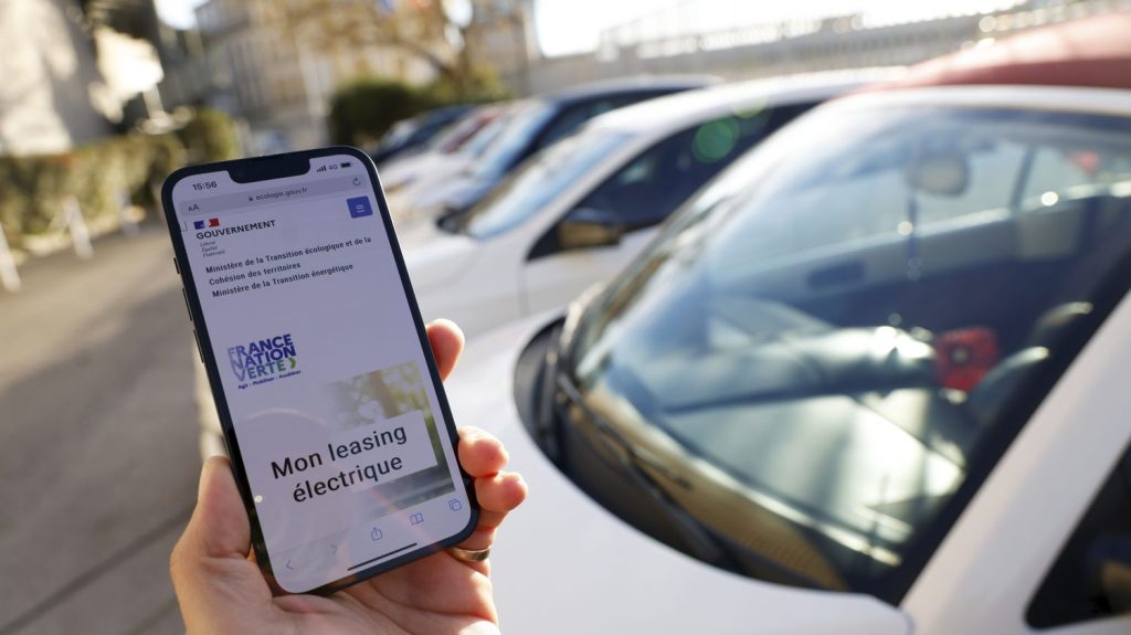 Leasing social pour les voitures électriques : l’État souhaite que les constructeurs français accélèrent la cadence
Le ministre de l’Industrie et de l’énergie, Roland Lescure demande aux constructeurs de produire plus de voitures destinées à ce dispositif. Ce dispositif a déjà "dépassé ses objectifs initiaux" pour cette année, précise l'Élysée.Il reprendra fin 2024 pour l'année 2025.