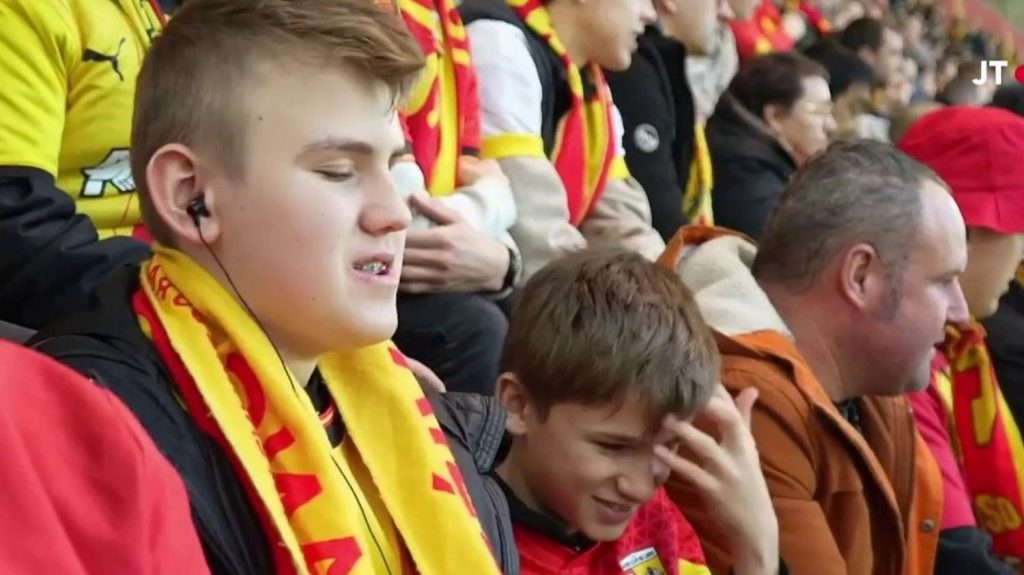 Football : à Lens, de l’ambiance même pour les malentendants !
Le Racing Club de Lens a mis en place un système d’audiodescription pour les malvoyants et les non-voyants. Ce n’est pas une première en France.