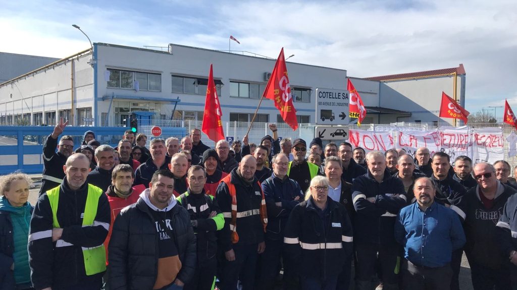 "Ça nous a coupé les jambes" : près de Lyon, la dernière usine française de fabrication d'eau de Javel Lacroix est menacée de fermeture
À Rillieux-la-Pape, près de Lyon, l'annonce de la fermeture à l'automne prochain de l'usine Cotelle secoue toute la ville. Il s'agit de la dernière usine française où sont fabriqués les célèbres berlingots d'eau de Javel Lacroix, depuis plus de cent ans.