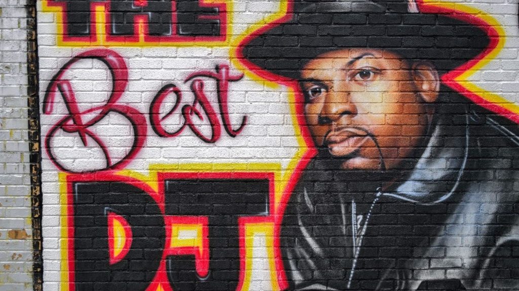 Deux hommes reconnus coupables du meurtre en 2002 de Jam Master Jay, fondateur du groupe de rap Run-DMC
Les suspects, Ronald Washington et Karl Jordan Jr., avaient été inculpés en 2020, près de vingt ans après la mort de Jam Master Jay. Leur peine n'a pas encore été prononcée.