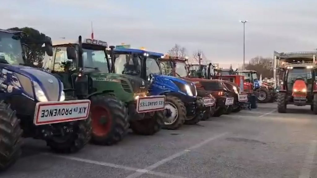 Agriculteurs en colère : une importante mobilisation attendue lundi autour de Marseille, la préfecture demande d'"éviter les secteurs concernés"
En parallèle de cette mobilisation, des taxis organisent des barrages filtrants dès 7h. La préfecture des Bouches-du-Rhône invite les usagers "à anticiper leurs déplacements".