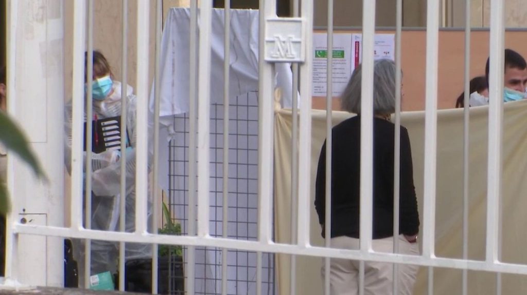 Justice : à Montpellier, un homme tue son ex-épouse avant de se suicider
Un homme de 72 ans a tué son ex-femme, âgée de 66 ans, en lui tirant dessus devant le palais de justice de Montpellier, mardi 20 février. Il a ensuite retourné l'arme contre lui.