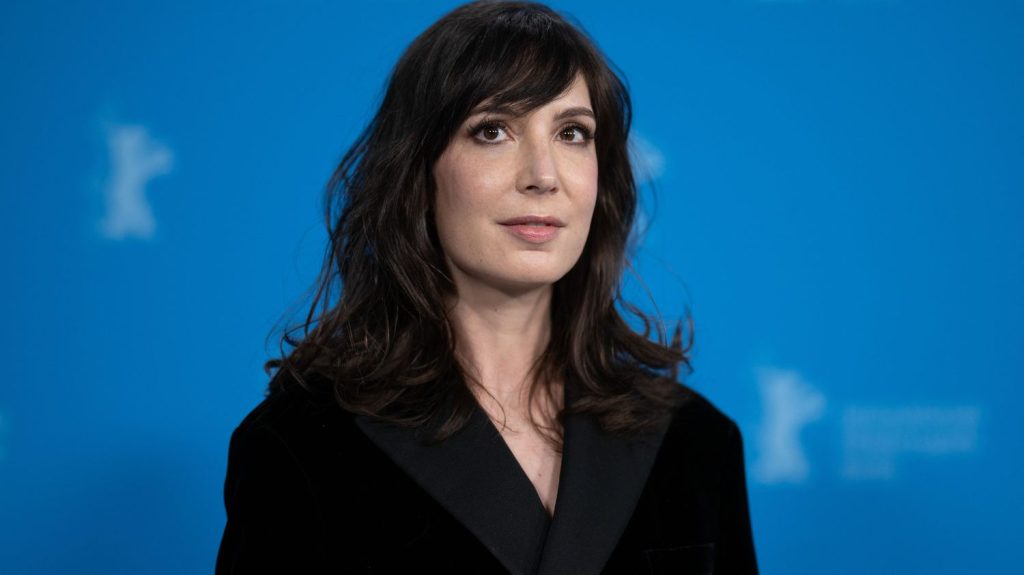 Violences sexuelles : l'actrice Nora Hamzawi s'oppose à la sortie du dernier film de Doillon, "CE2"
L'actrice, qui tient un des rôles principaux dans ce film, estime que sortir ce long-métrage du cinéaste mis en cause par plusieurs actrices, dont Judith Godrèche, représente "un mépris vis-à-vis de la parole des femmes".