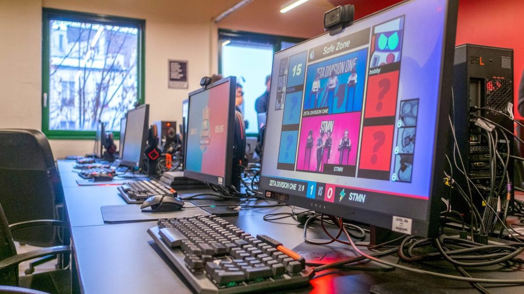 Reportage
"C'est un rêve pour nous" : à Nancy, un lycée propose depuis la rentrée la première section e-sport
Le lycée privé Pierre de Coubertin de Nancy propose une classe de sport-étude spécialisée en jeux vidéo depuis la rentrée dernière. 15 élèves y sont inscrits.