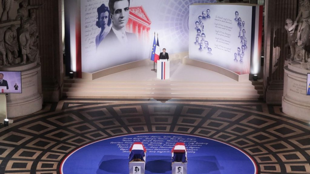 Missak Manouchian au Panthéon : quatre moments à retenir de la cérémonie d'hommage national au résistant
Le résistant arménien, exécuté le 21 février 1944 par les soldats allemands, a été inhumé mercredi soir au Panthéon aux côtés de sa femme Mélinée et d'une plaque portant les noms de 23 camarades de lutte.