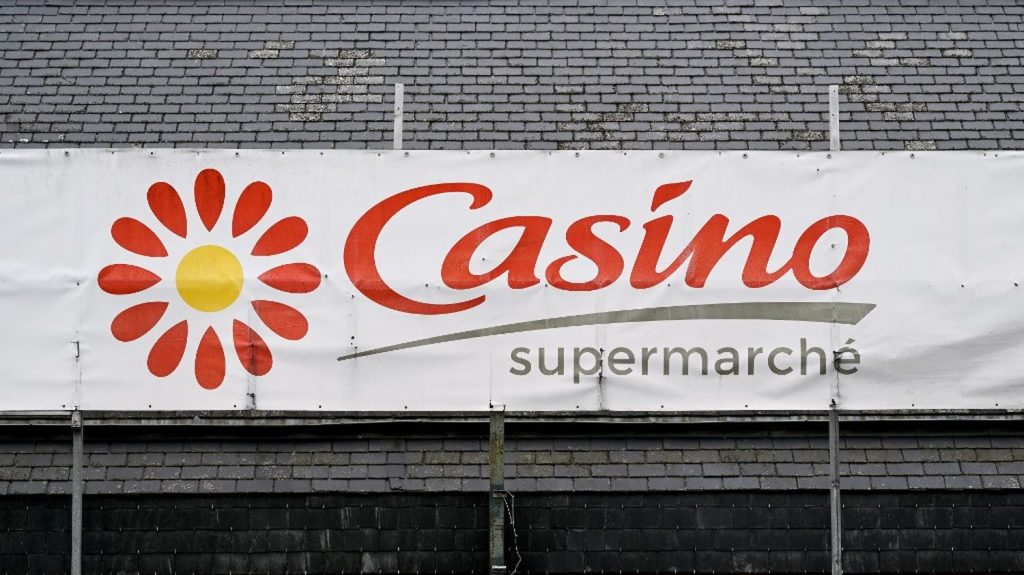 Casino : le distributeur a perdu près de 6 milliards d'euros en 2023
Cette perte spectaculaire est imputable aux grandes difficultés des hypermarchés et supermarchés de l'enseigne dont le tribunal de commerce de Paris a validé, lundi, le plan de sauvegarde.