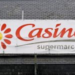 Casino : le distributeur a perdu près de 6 milliards d'euros en 2023
Cette perte spectaculaire est imputable aux grandes difficultés des hypermarchés et supermarchés de l'enseigne dont le tribunal de commerce de Paris a validé, lundi, le plan de sauvegarde.