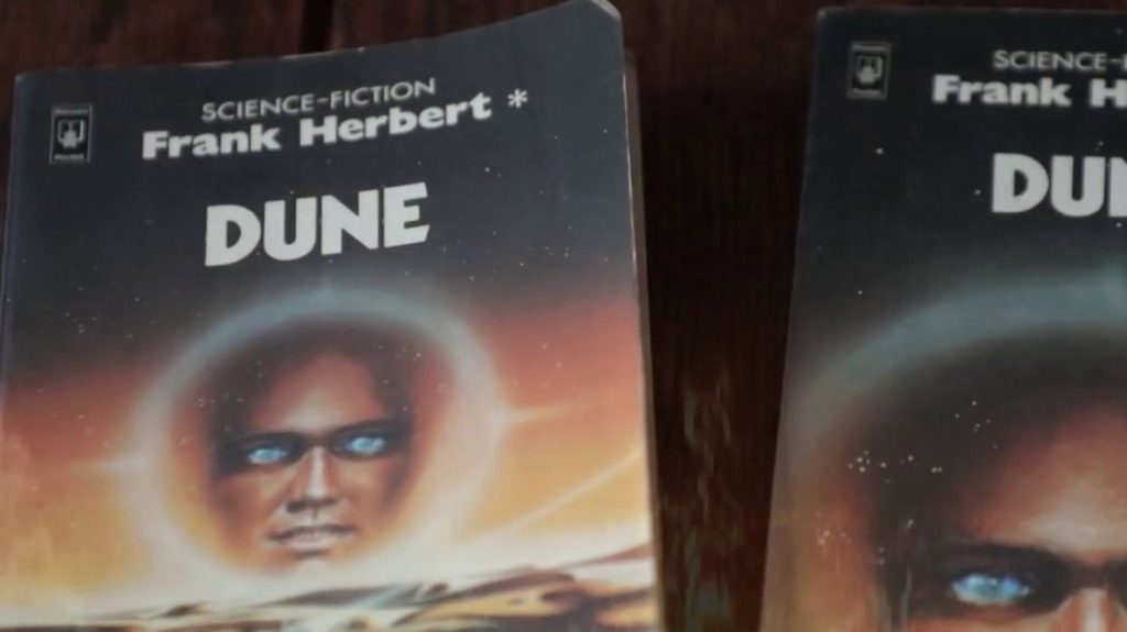Culture : pourquoi le livre de science-fiction "Dune" est-il devenu culte ?
Le livre "Dune" de Frank Herbert est devenu culte en raison des thématiques qu'il aborde, comme l'écologie. L'ouvrage qui a révolutionné la science-fiction est adapté au cinéma par Denis Villeneuve. Le second volet sort en salles mercredi 28 février.