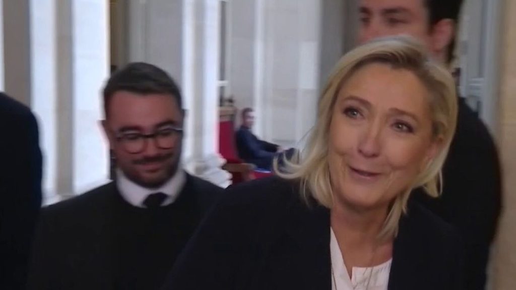 Panthéonisation de Missak Manouchian : le RN sera bien présent
Missak Manouchian fera, mercredi 21 février, son entrée au Panthéon. Si Emmanuel Macron a invité tous les représentants des partis élus, il a cependant indiqué qu'il préférerait que le Rassemblement national (RN) renonce à sa présence. Or, Marine Le Pen a fait savoir qu'elle sera bien présente à la cérémonie.