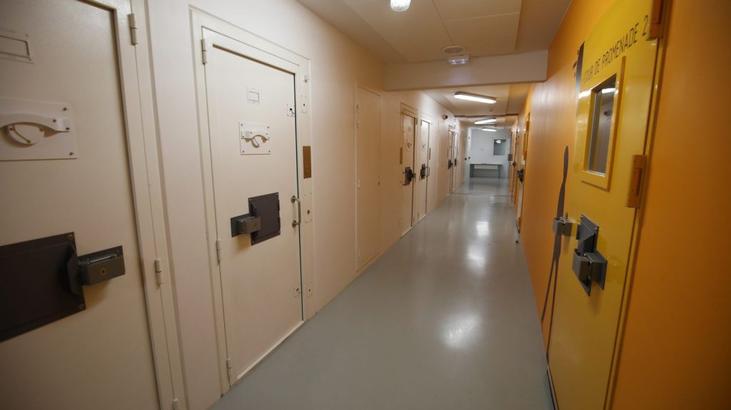 Bouches-du-Rhône : un homme jugé pour triple homicide poignardé en prison
Ses jours ne sont pas en danger mais le procès est renvoyé sine die, compte tenu de son état de santé.