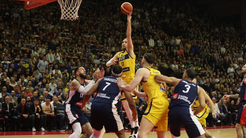 Qualifications de l'Eurobasket : les Bleus vainqueurs après avoir bataillé en Bosnie-Herzégovine
Trois jours après avoir lancé leur campagne avec un succès face à la Croatie à Brest, les basketteurs tricolores ont assuré l'essentiel (74-64), lundi.