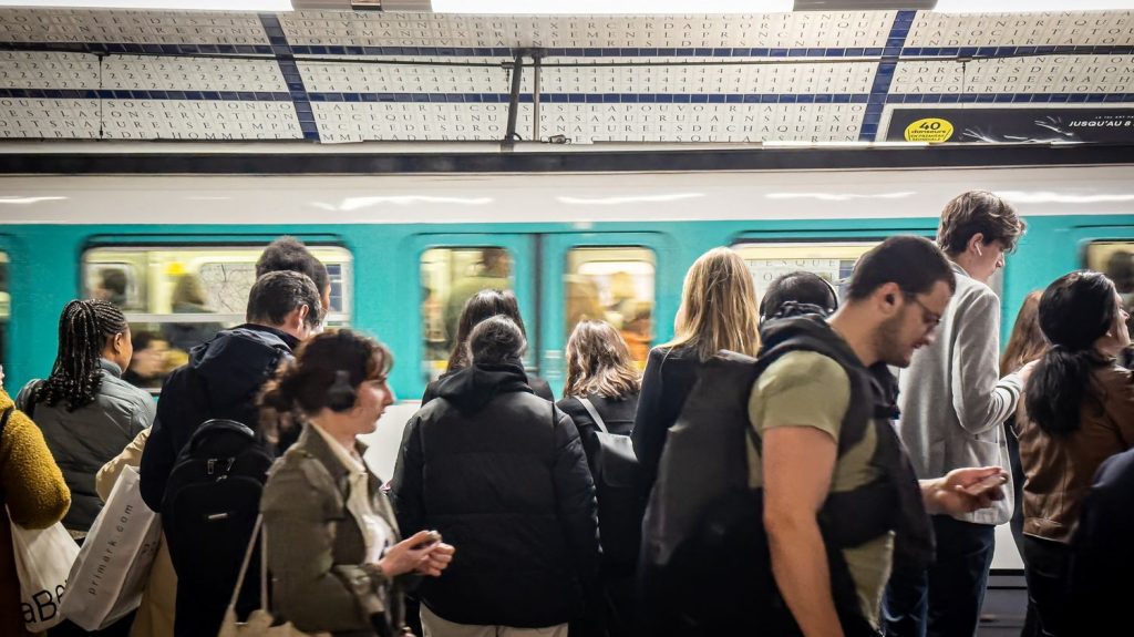 Afin de relancer son attractivité, la RATP expérimente la semaine de quatre jours pour certains salariés
La régie des transports parisiens, confrontée à une hausse des démissions, a adopté plusieurs mesures pour attirer des recrues.