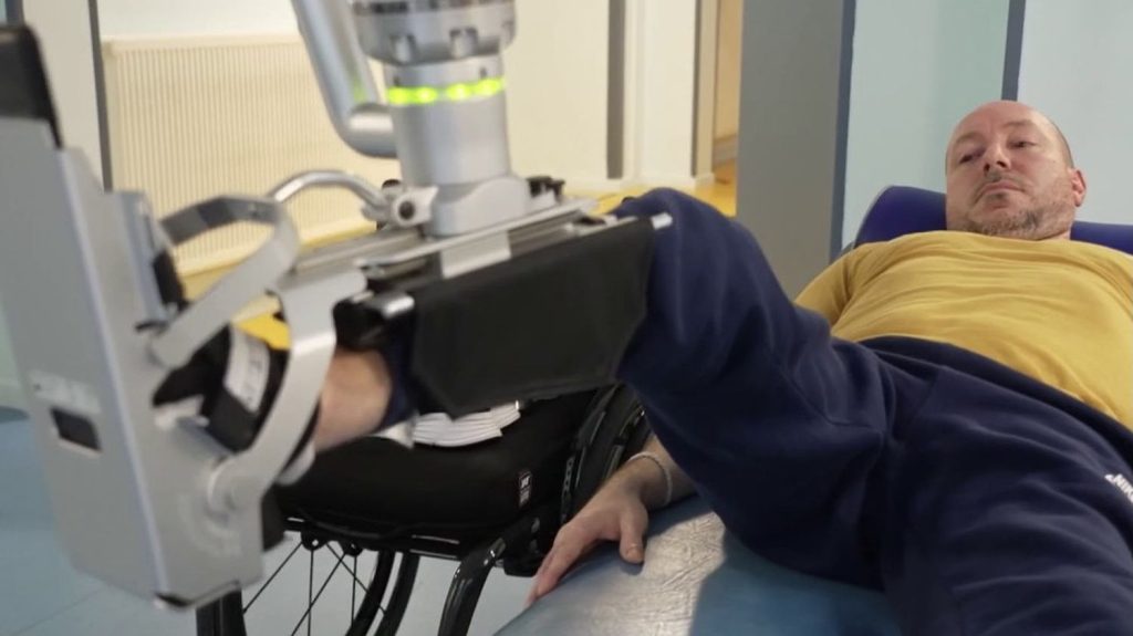 Radars : une partie des recette reversée aux établissements de santé
En 2022, les radars ont rapporté 928 millions d’euros à l’État. Mais où passe tout cet argent ? Une petite partie des recettes permet d’aider les victimes d’accidents de la route.