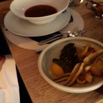 Gastronomie : "Chez Fonfon", restaurant emblématique de la bouillabaisse à Marseille
À Marseille, dans les Bouches-du-Rhône, le restaurant "Chez Fonfon" prépare, depuis plus de 70 ans, la recette de la bouillabaisse, devenue emblématique de la ville.