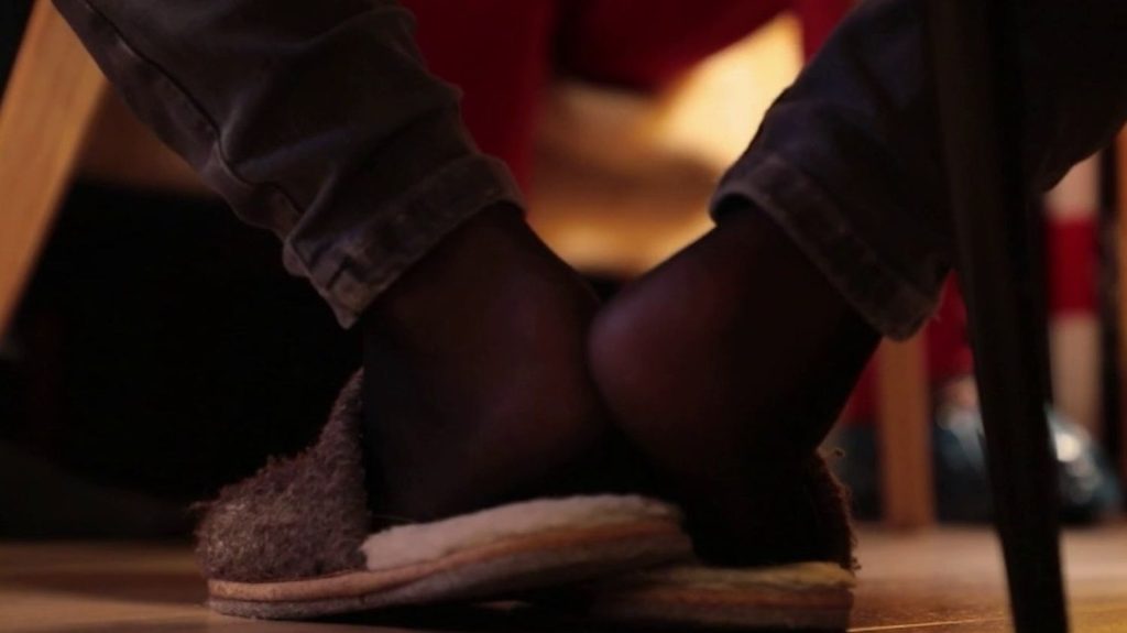 Politesse : faut-il demander à ses invités de retirer leurs chaussures ?
Certains Français demandent à leurs invités de se déchausser lorsqu'ils entrent chez eux, quand d'autres n'osent pas le faire, par politesse.